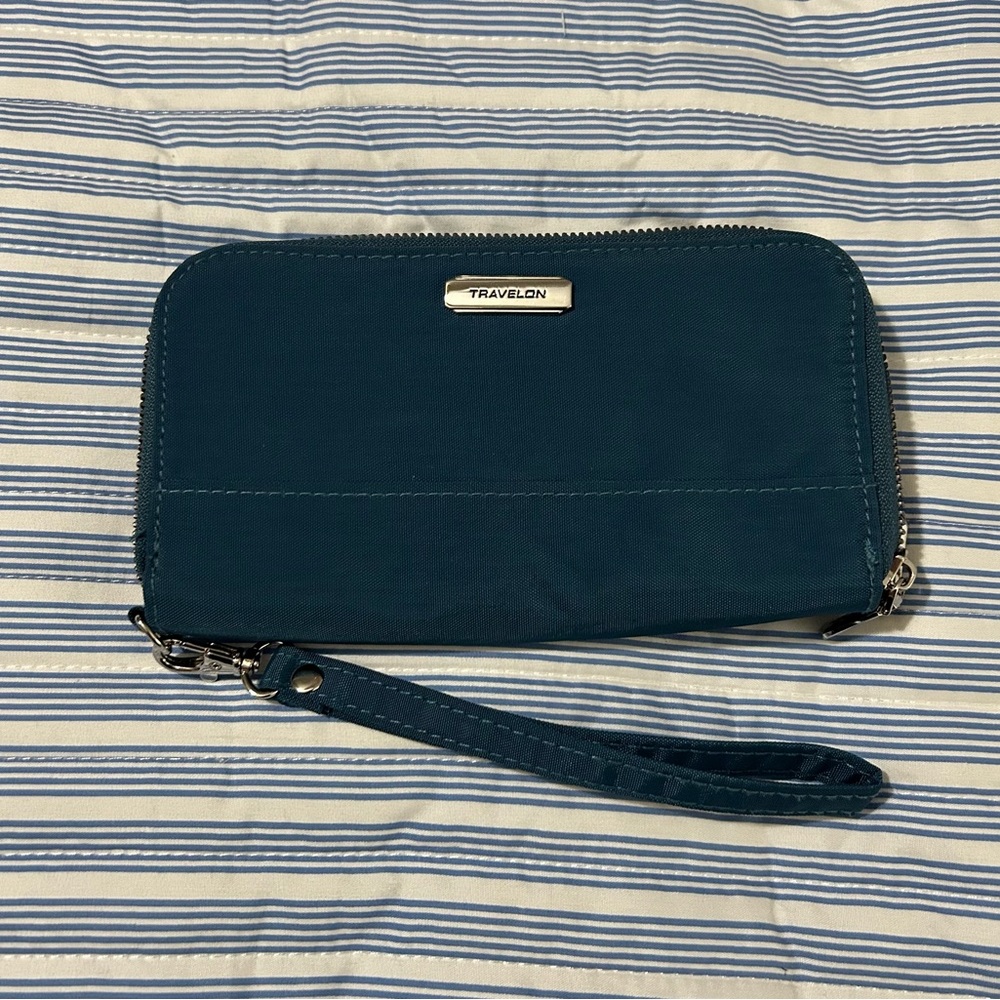 Travelon multi-compartment Wallet w/ wrist strap ~ EUC